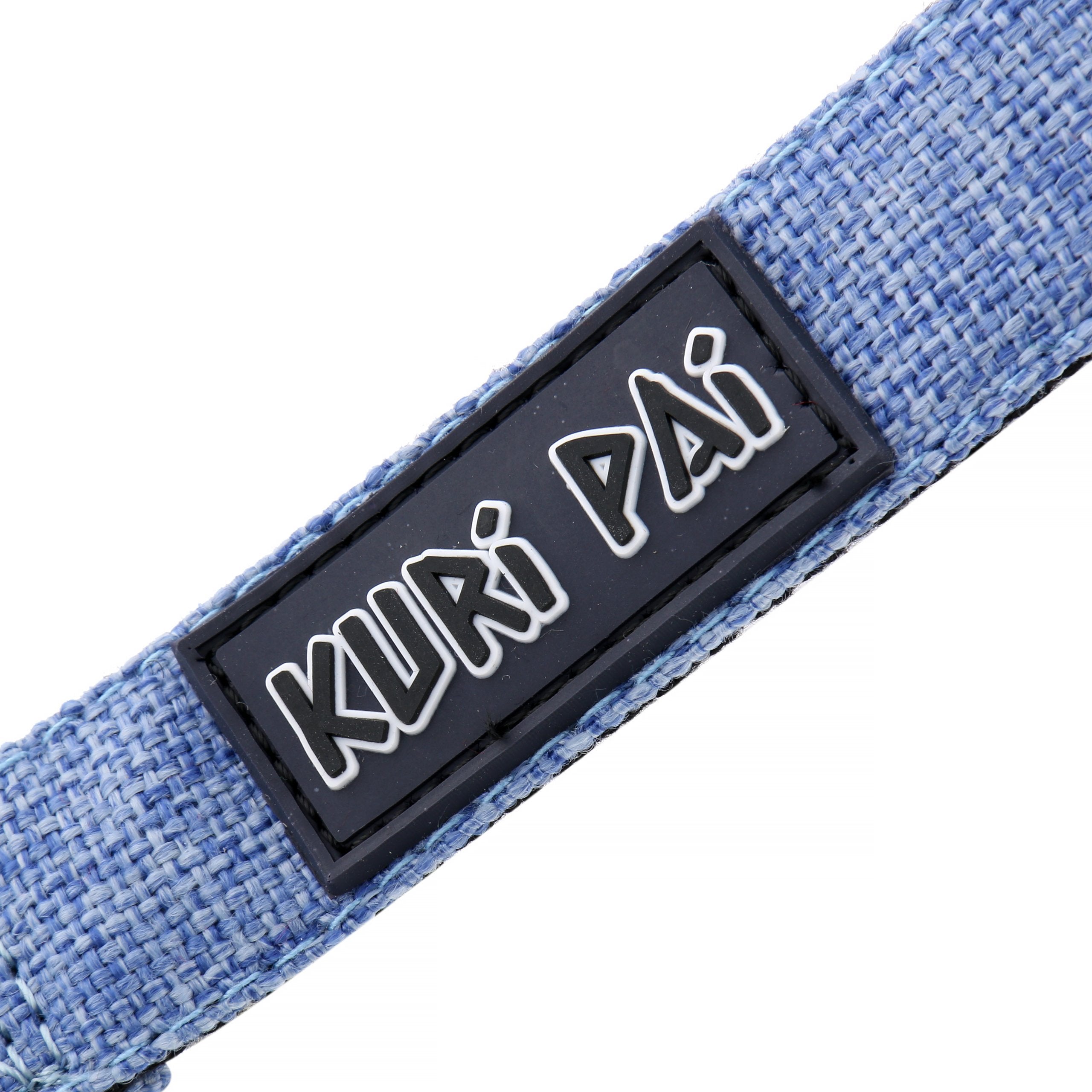 hellblaues halsband aus bambus und hanf detail logo